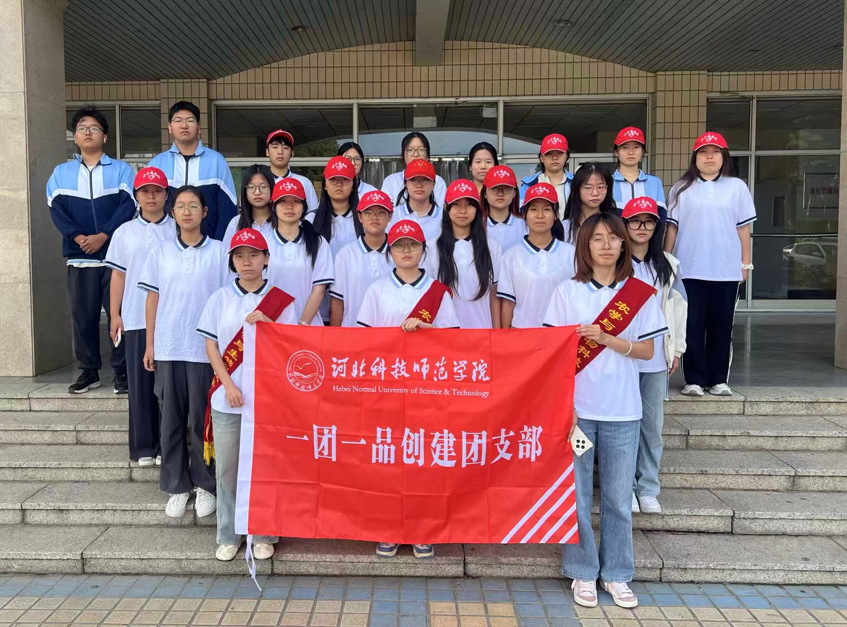 河北科技師范學院學子走進三大公園科普花粉過敏知識守護市民健康