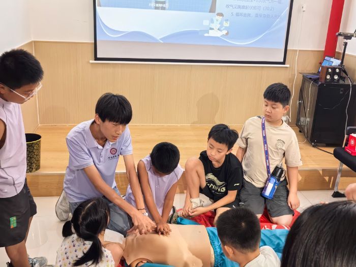 河南醫(yī)藥大學“醫(yī)心護航，守衛(wèi)健康”社會服務(wù)踐行團醫(yī)心護童，科普同行