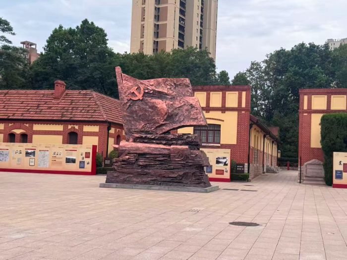 追尋紅色足跡 賡續清廉初心 ——青島科技大學“踏紅色足跡，揚島城新風”愛國主義教育實踐團走進中共青島黨史紀念館研學