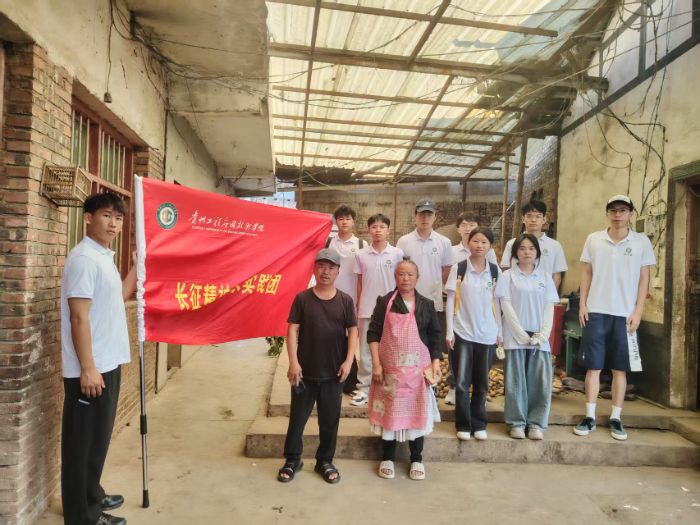 實踐團全體成員與老兵家屬集體合影留念 黃微微攝