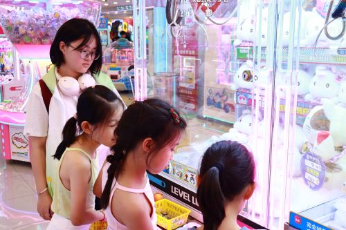 　（圖1：三下鄉團隊帶領孩子們開展趣味游戲 王思睿攝）