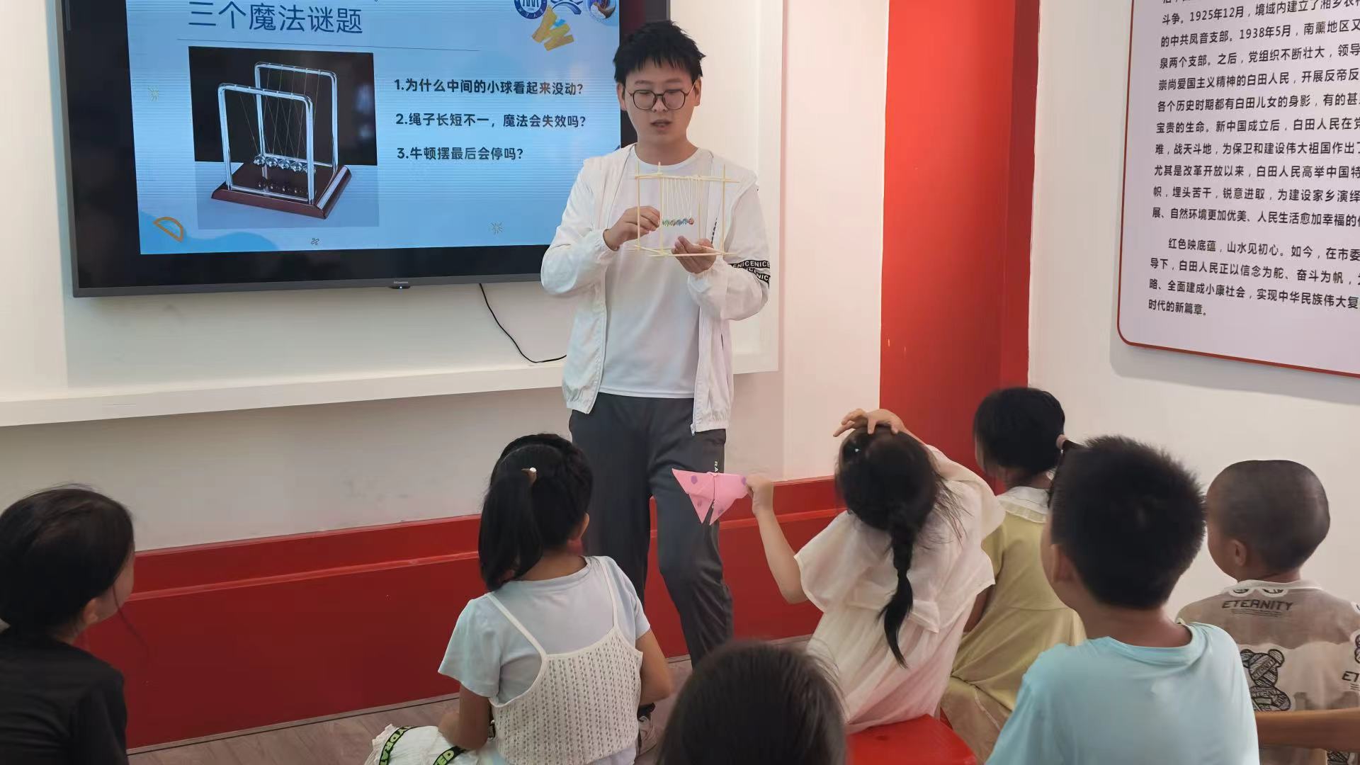 碰撞之間藏新知，湘潭大學(xué)學(xué)子以牛頓擺與孩子們共探科學(xué)樂趣