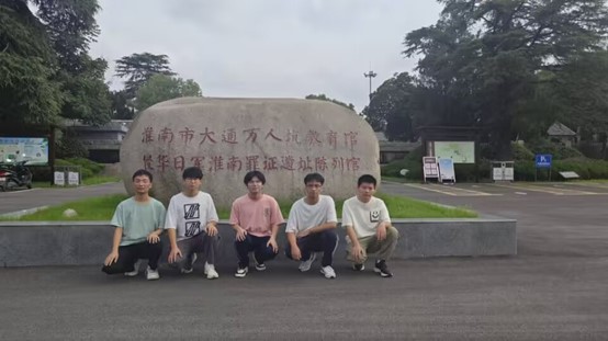 安工大學(xué)子進(jìn)教育館實(shí)踐組圖稿