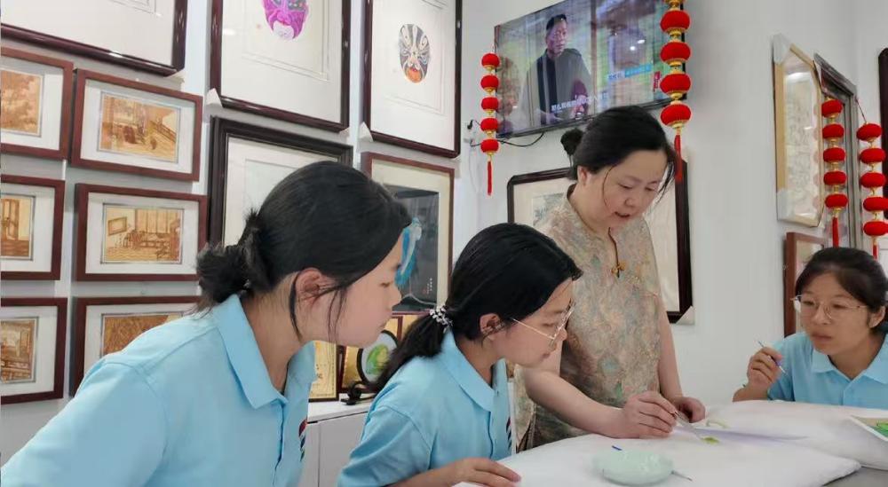 重外院學子尋訪奉節蠶絲畫，巧手研學續寫非遺新章