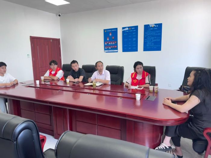 （實踐團隊員聆聽扎根基層十年校友分享工作經歷）
