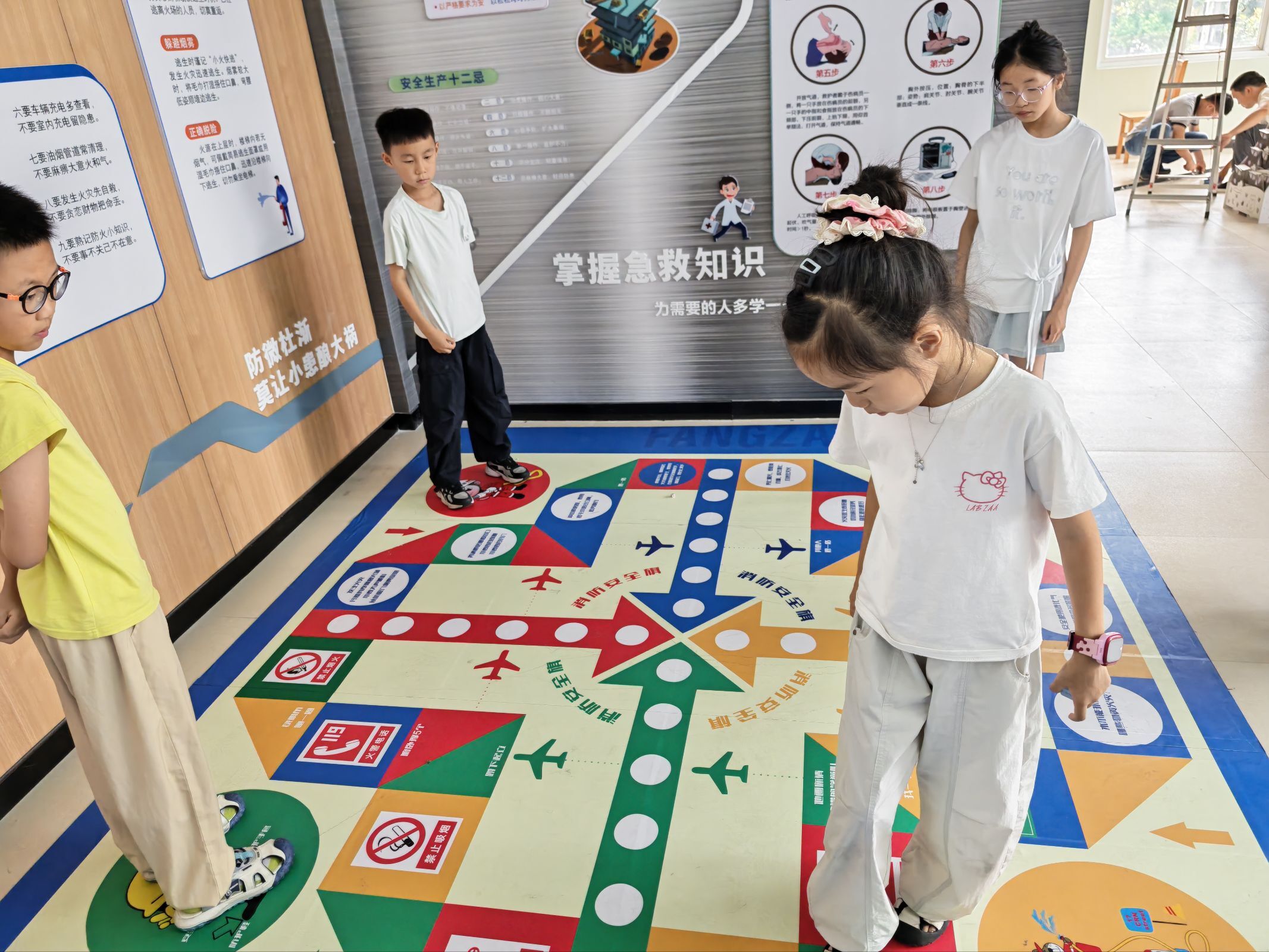 寓教于樂，安全“棋”行——河海大學(xué)金財水韻實(shí)踐團(tuán)開展安全知識飛行棋活動