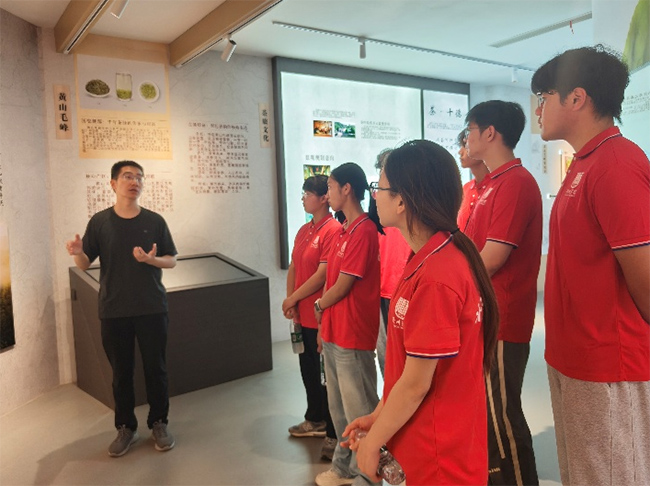 深耕茶鄉(xiāng)實地調(diào)研 科技賦能茶業(yè)發(fā)展——滁州學(xué)院實踐小分隊赴黃山富溪鄉(xiāng)開展三下鄉(xiāng)社會實踐活動