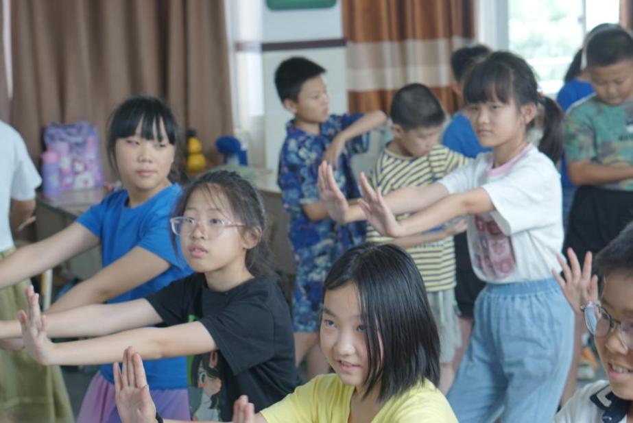 寧波大學(xué)暑期社會(huì)實(shí)踐團(tuán)隊(duì)赴蒼開(kāi)展實(shí)踐活動(dòng)：青藍(lán)蒼南，觀美五育