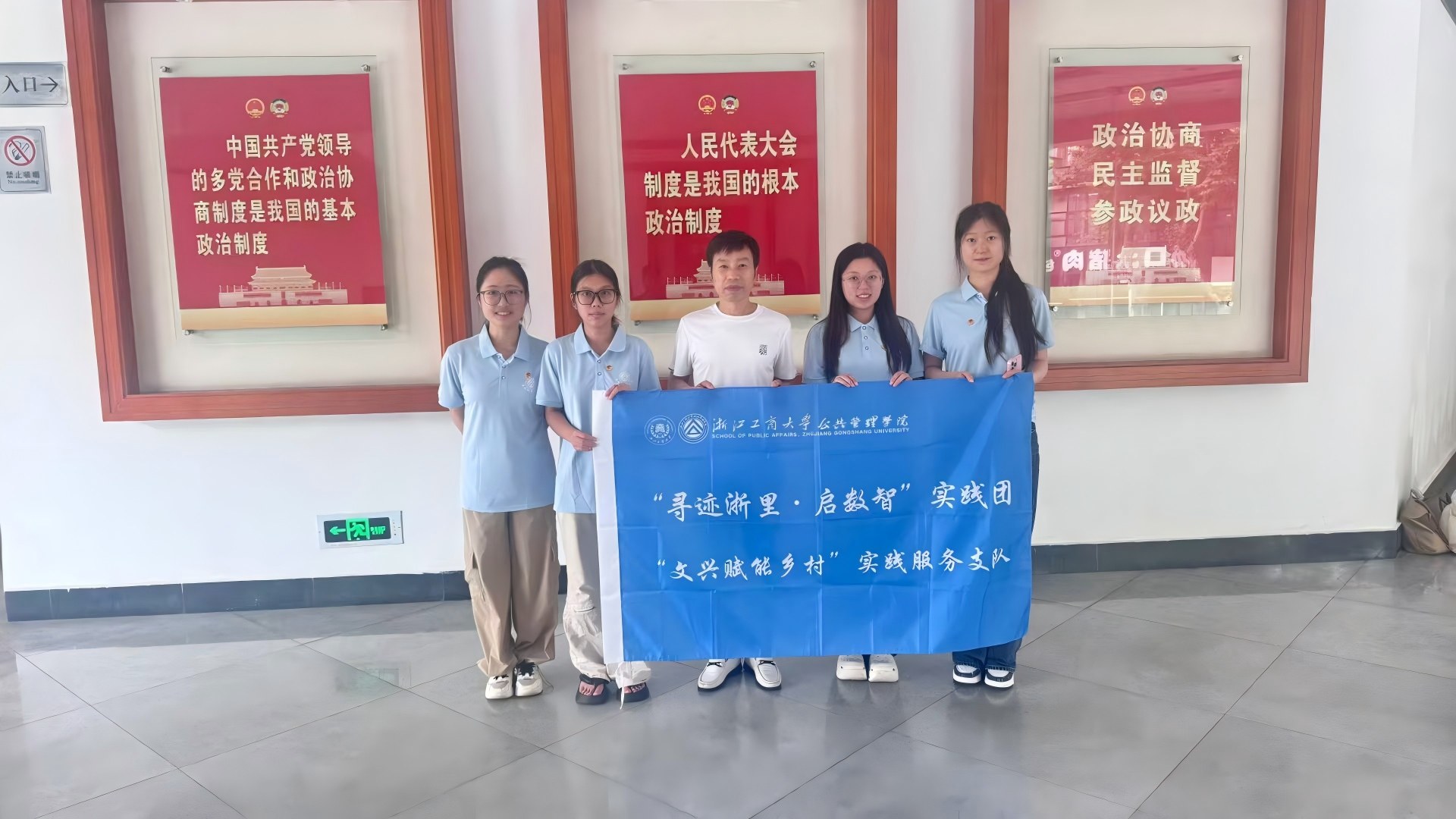 文興賦能鄉村實踐團與文化特派員夏富笙合影留念