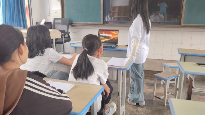 隊員借助PPT為青少年講解紅色歷史現場  陳妙攝