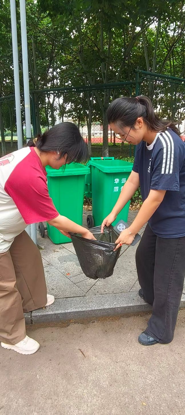 踐行生態文明理念 淮師學子開展湖畔清潔志愿服務