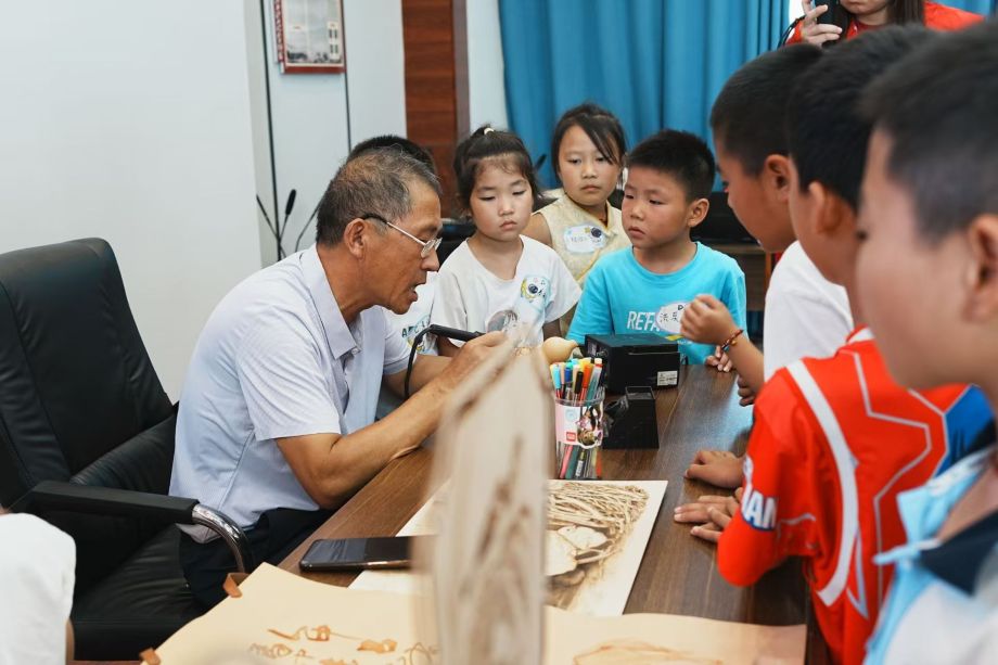 “古運潤知·來龍童行”團隊深入調研來龍鎮 　　火烙非遺潤童心，稚童親手贈葫蘆