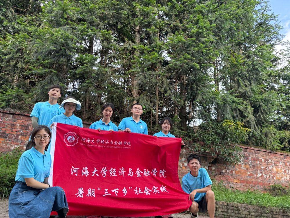 河海大學調研團南泉山烈士陵園緬懷英烈