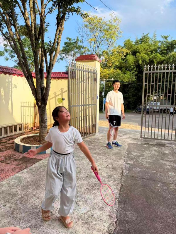 圖為小朋友們打羽毛球
