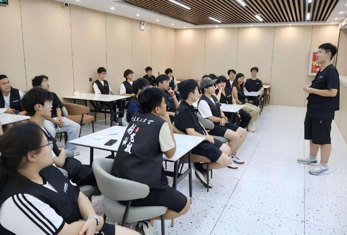 創飛科技實踐團于駐地召開工作部署會明確各組任務推進實踐項目
