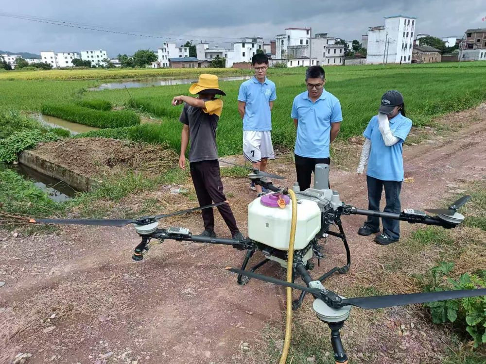 圖為隊員了解農業專用無人機