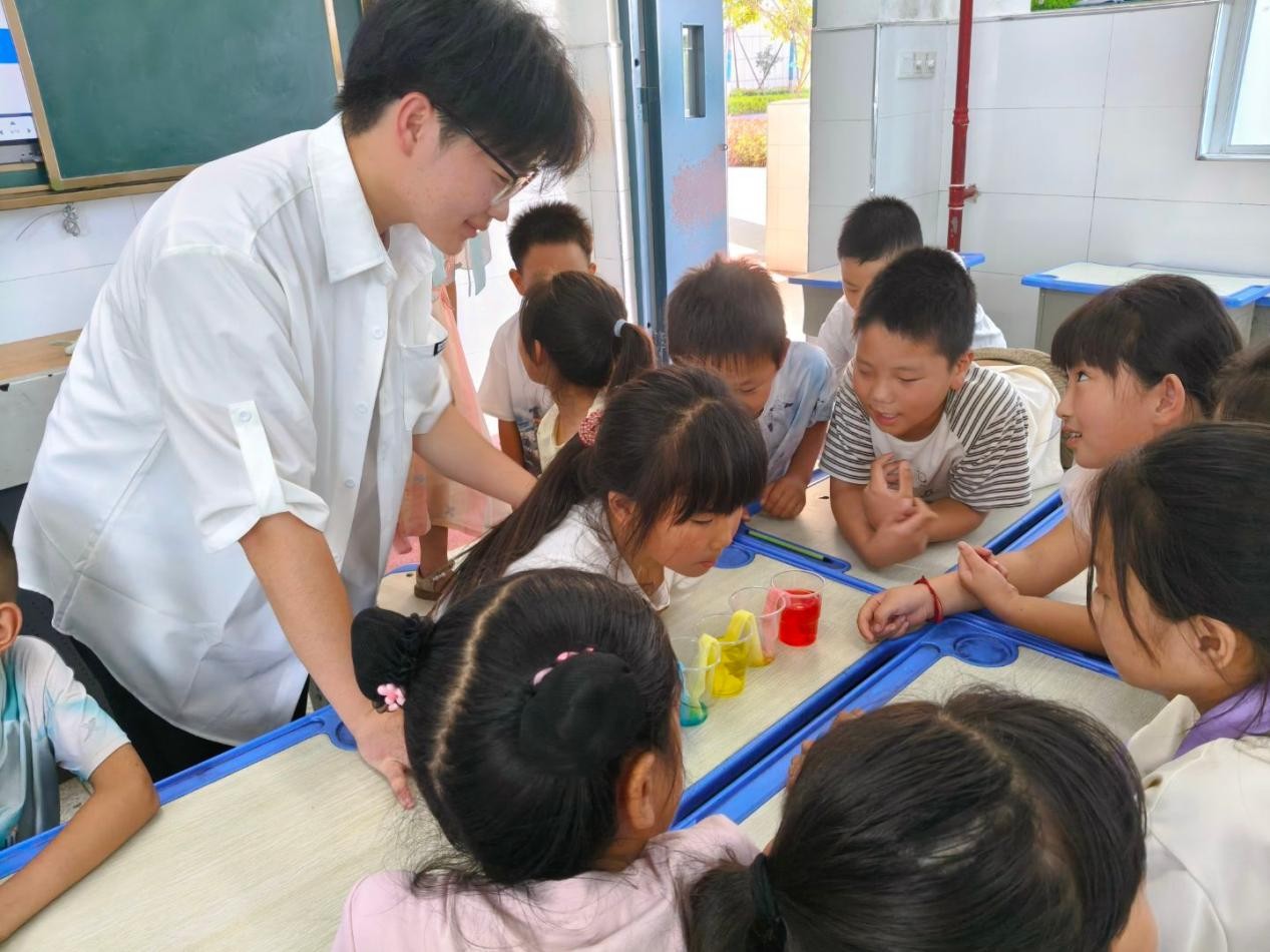 巧手搭建“彩虹橋” 科學點亮童心夢 ——伴你“童”行志愿服務隊走進青龍泉學校開展趣味科學課堂