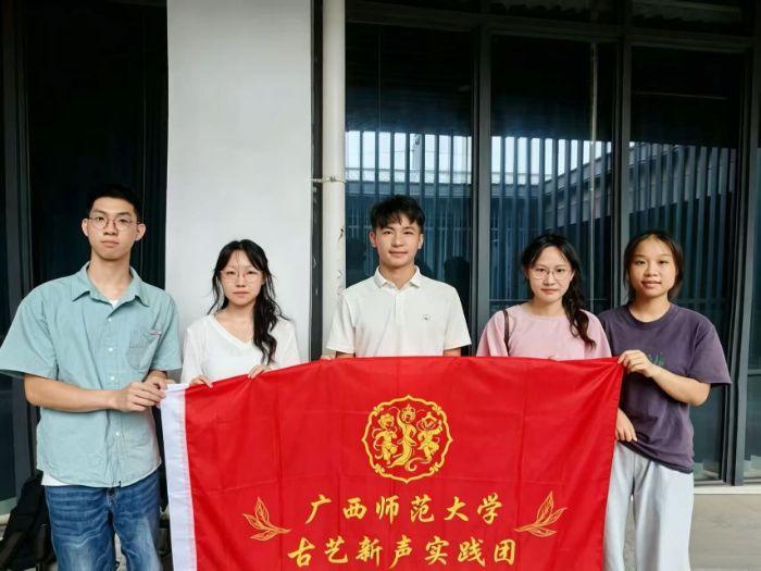 圖為實踐團成員與覃福友老師合影李欣津攝