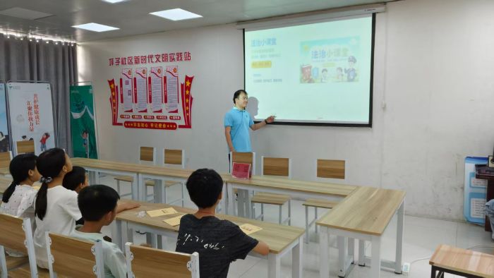 普法潤(rùn)童心 安全護(hù)夕陽(yáng)——百里杜鵑坪子社區(qū)開(kāi)展老少專項(xiàng)普法宣傳活動(dòng)