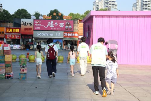（圖1：圖為三下鄉團隊與小朋友破冰圖片）