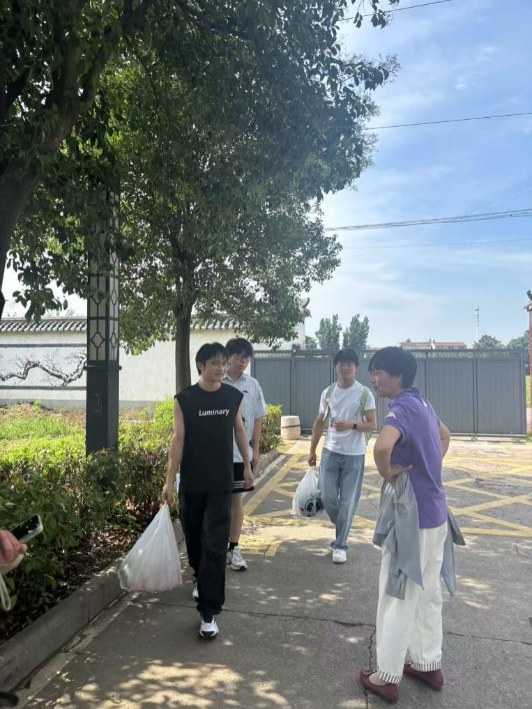 烈山夏日里的溫暖邂逅：淮北師大“銀鈴暖陽”志愿服務(wù)隊與蔣疃敬老院的 “青春對話”