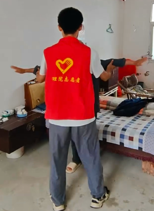 皖江工學(xué)院學(xué)子“三下鄉(xiāng)”：踐行敬老愛老，給孤獨(dú)老人送溫暖