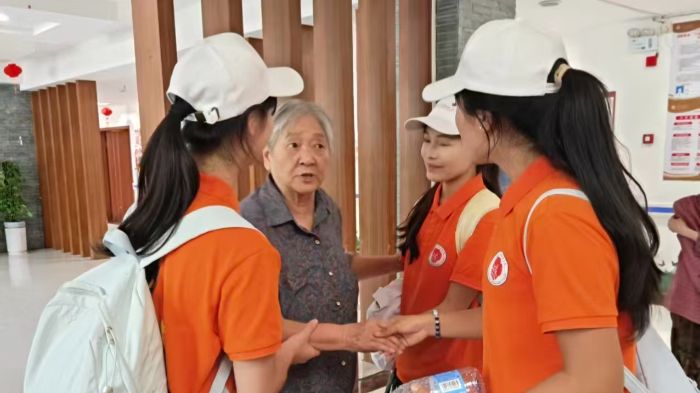 83歲勞模外婆向大學生真情流露：幫人不能算賬