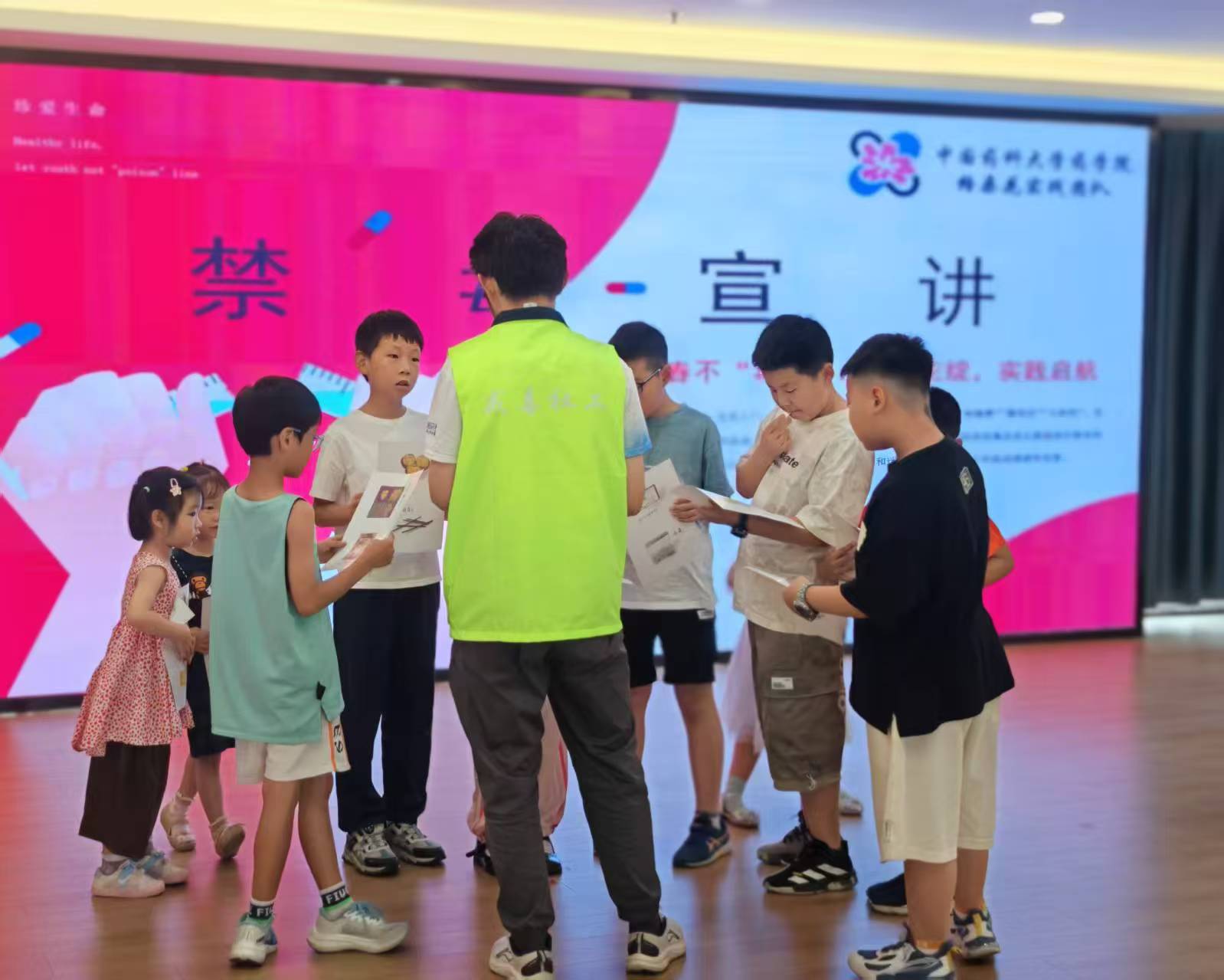格?；ㄩ_,無毒未來——中國藥科大學“格?；ā睂嵺`團隊三線并進筑禁毒長城