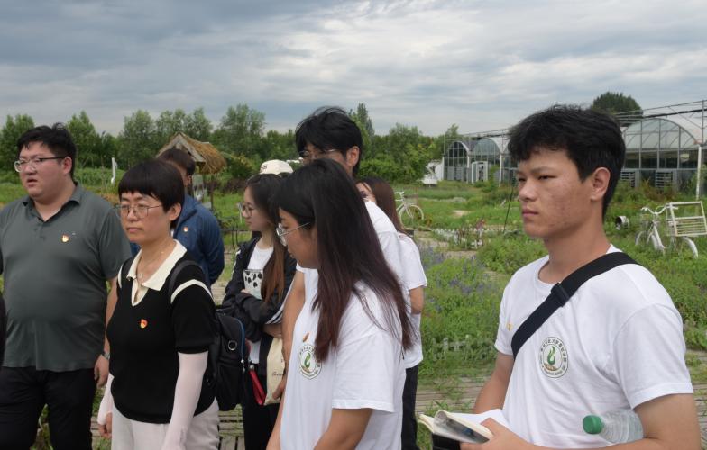 青島農(nóng)業(yè)大學(xué)志愿服務(wù)團(tuán)深入赫伯香草園，探索現(xiàn)代農(nóng)業(yè)技術(shù)與鄉(xiāng)村振興的融合之路
