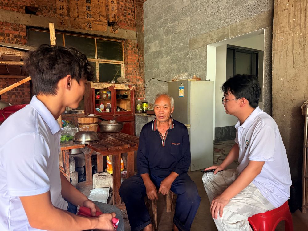 走訪慰問暖桑榆 青春躬行慰民心——貴工程學子深入鄉村開展敬老調研志愿服務