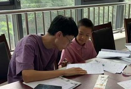 巧手伴書香 支教暖盛夏——山大春暉“柳畔拾光”甸柳支教隊走進社區開展暑期公益課堂