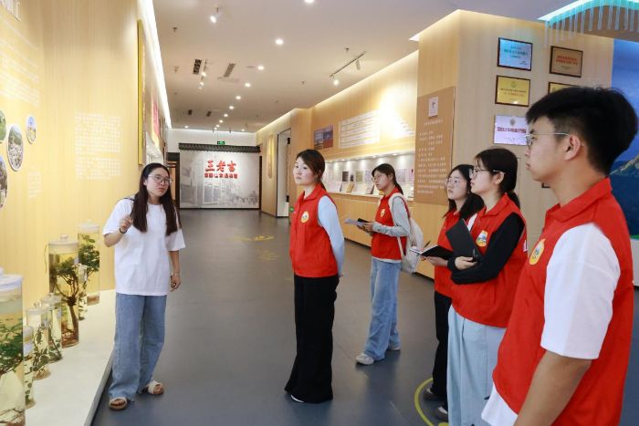 山東理工大學管理學院循“蒙”而行實踐團赴平邑金銀花博物館開展“三下鄉(xiāng)”活動