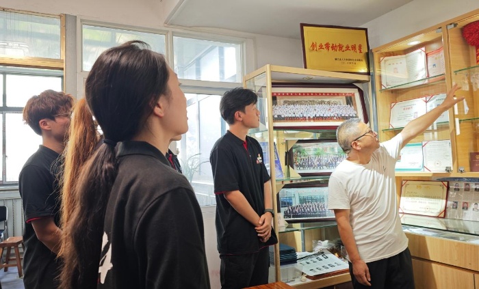 西安外事學院工學院暑期三下鄉(xiāng)實踐團指尖初試千年針苗繡館中悟匠心