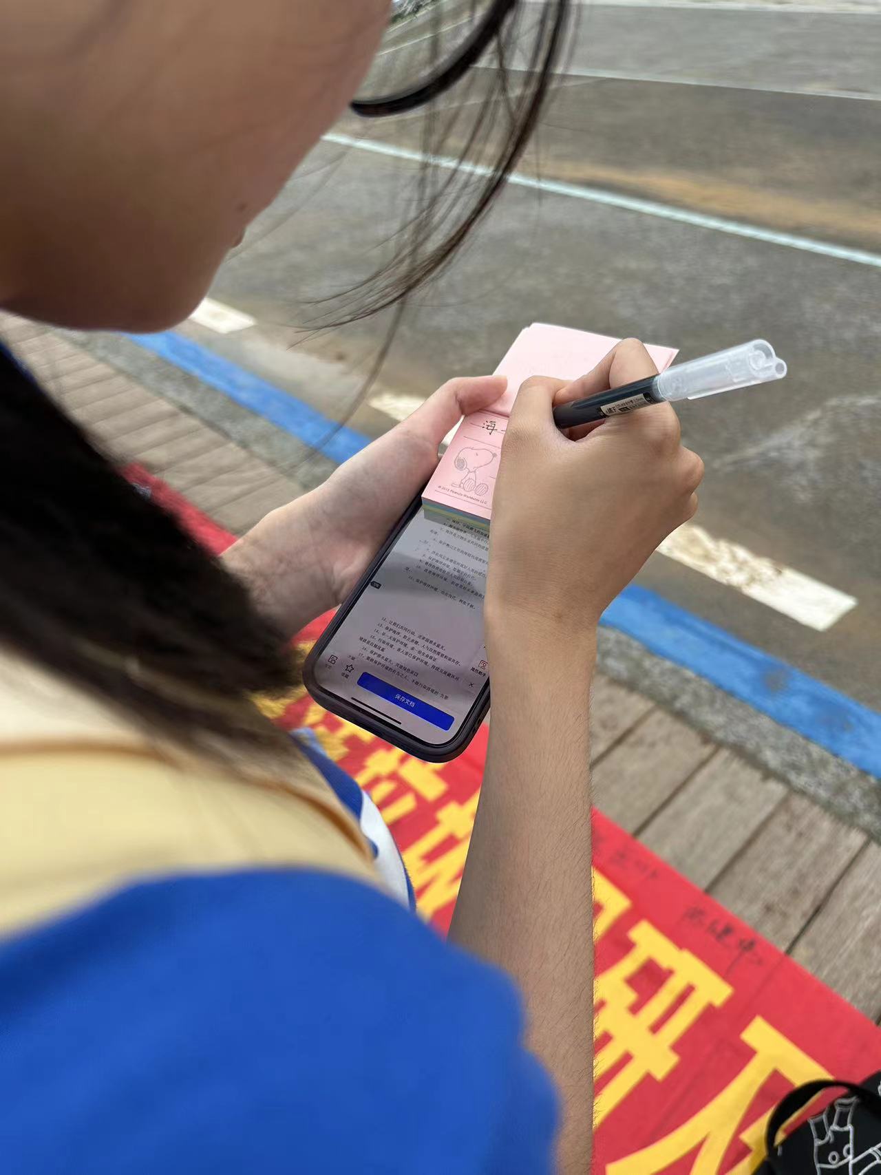 實(shí)踐隊(duì)員在便簽上寫下標(biāo)語
