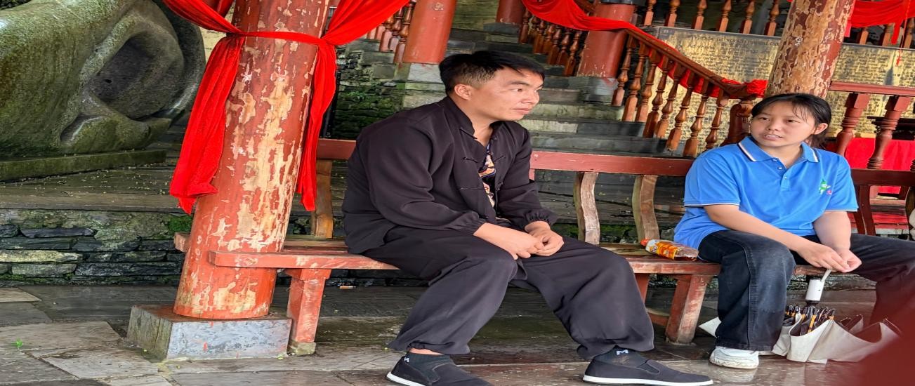深耕苗鄉(xiāng)紅脈 踐悟長(zhǎng)征初心｜銅仁職大實(shí)踐團(tuán)解碼苗王城紅色文化基因