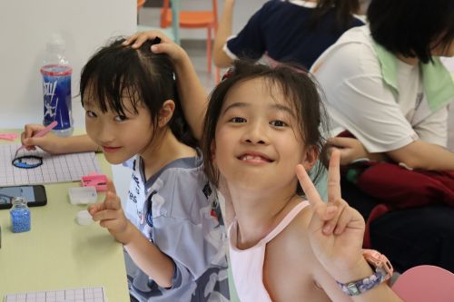 （圖3：圖為三下鄉團隊陪小朋友拼豆圖片）