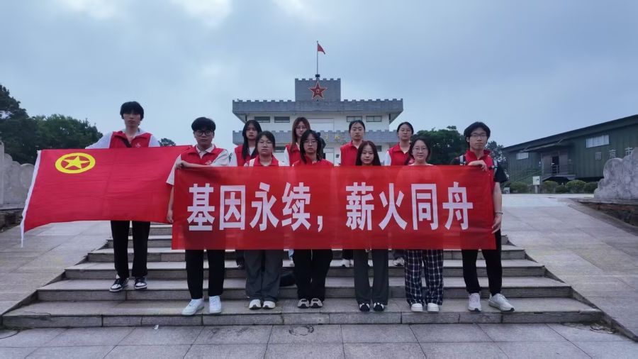 圖為實踐隊員在國防教育館前合影。張卓雅攝