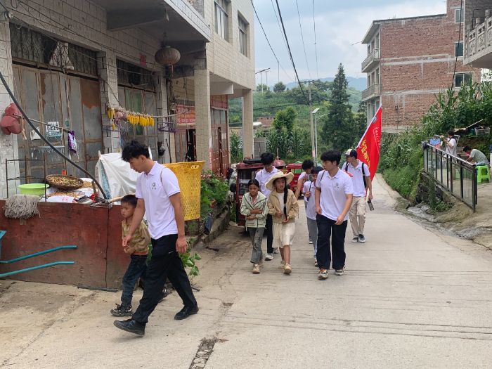 隊員助力留守兒童下地采摘、背運土豆勞作現場 張天照攝