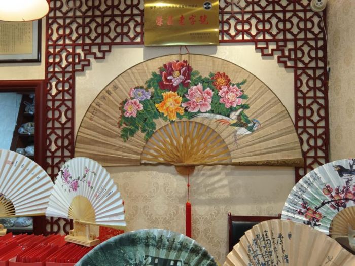 重慶人文科技學院榮昌四珍非遺探研：走進榮昌折扇廠，探尋非遺傳承之路