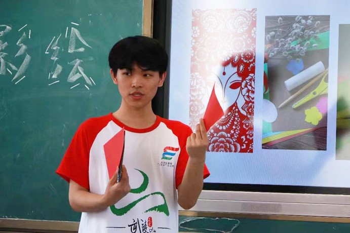 吉首大學(xué)三下鄉(xiāng)：“文傳青年”社會(huì)實(shí)踐團(tuán)開展“剪影繪生活”手工課