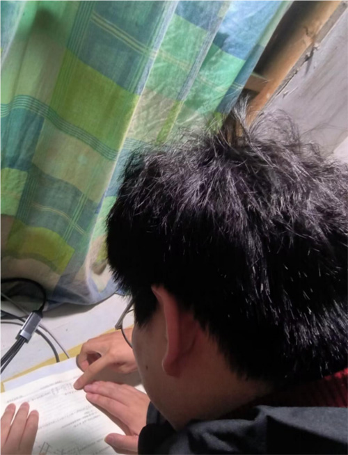 大學(xué)生下鄉(xiāng)助力教育 共建美好未來——大學(xué)生幫助初中生輔導(dǎo)作業(yè)新聞稿