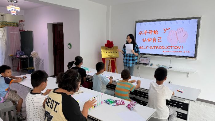 手繪掌心識自我，心靈課堂暖童心 —— 瀚海揚(yáng)帆支教隊開展心理探索特色課堂