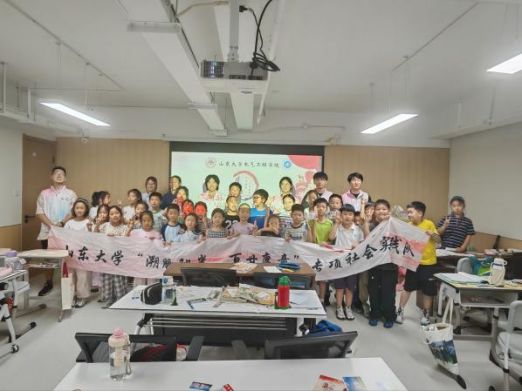 校史潤童心，彩筆繪傳承 ——“溯脈馳光 百廿賡章”社會實踐隊走進城市之光社區
