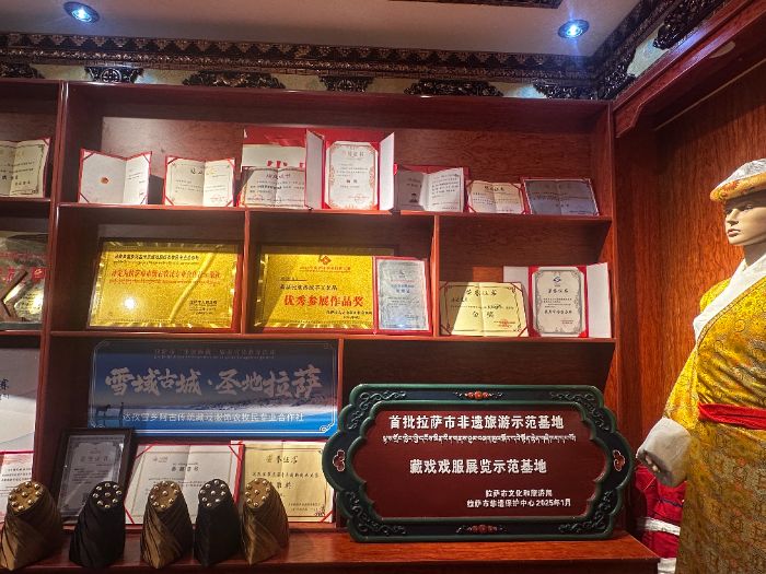 藏韻小分隊走進服飾工坊 近距離感受藏戲手工藝魅力