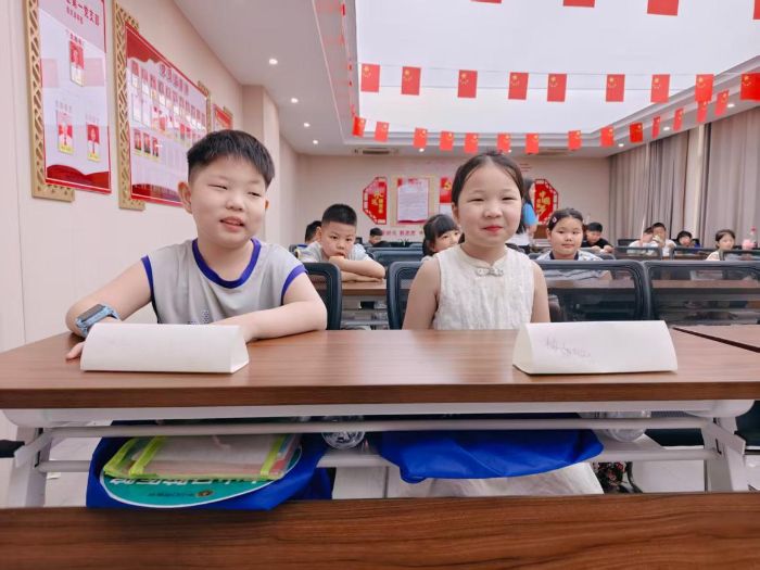 陽光課桌旁，雙份可愛不期而遇