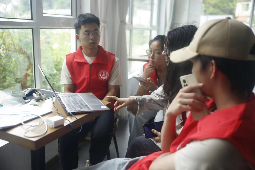 行走的思政課 | 長(zhǎng)安大學(xué)赴貴州畢節(jié)“渭愛育夢(mèng)赴黔川·攜手啊嘎助振興”暑期社會(huì)實(shí)踐隊(duì)——“家”有溫暖，“訪”有溫度