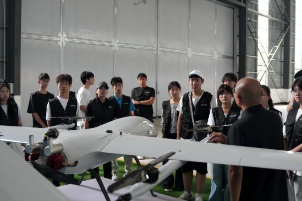 山東理工大學科技紙鳶實踐團走進京南機場 調研低空經濟發展