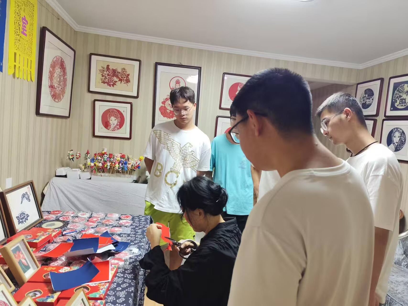 老非遺煥發(fā)新活力 剪紙文創(chuàng)讓傳統(tǒng)技藝走進(jìn)當(dāng)代生活