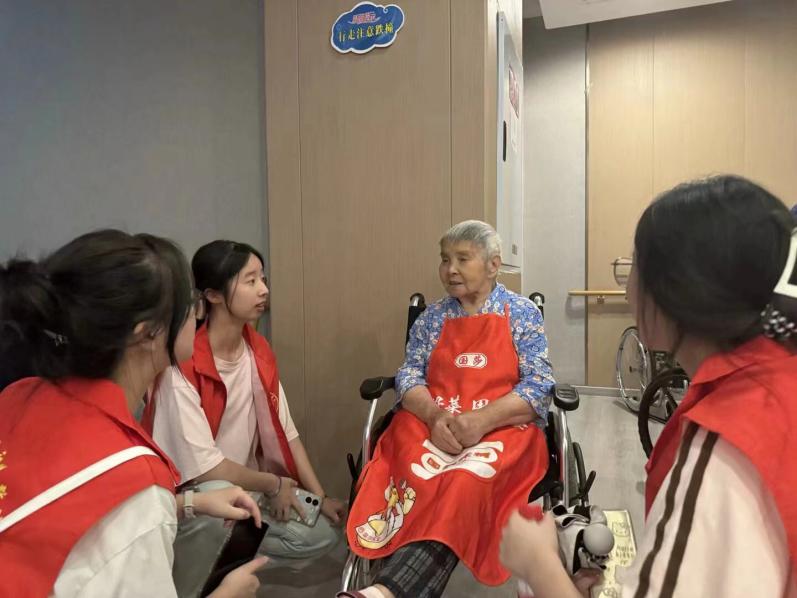 愛(ài)心陪伴暖桑榆，青春奉獻(xiàn)映晚晴