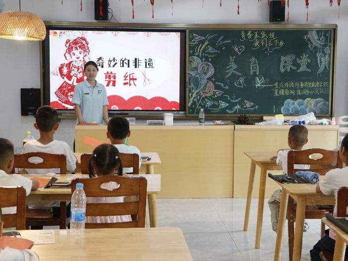 巧手裁紙承非遺 美育潤心助鄉興
